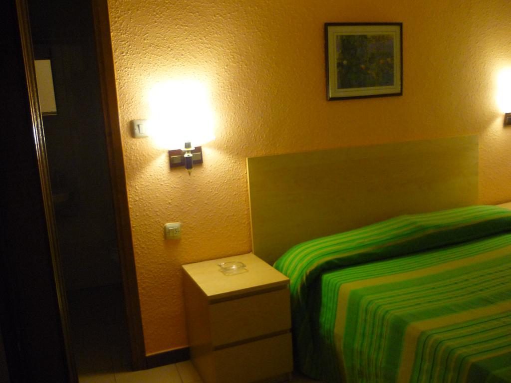 Hostal El Centro Huesca Chambre photo