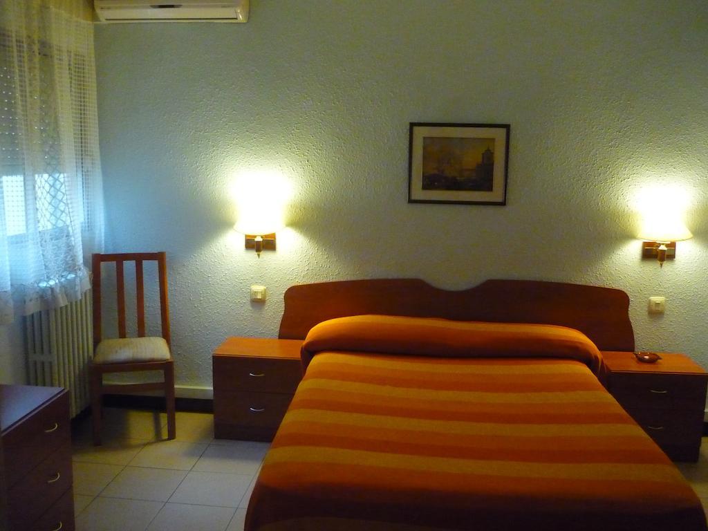 Hostal El Centro Huesca Chambre photo